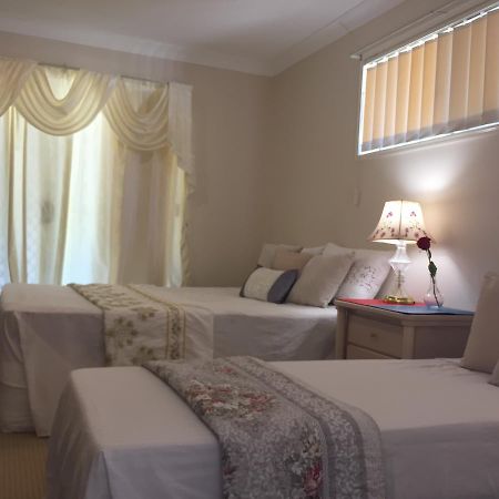 גולד קוסט Theme Parks Amituofo Homestay חדר תמונה